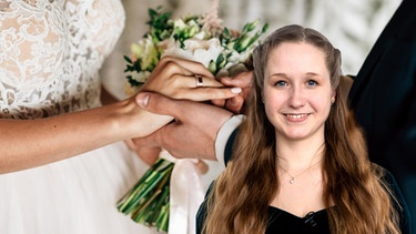 Wiebke ist Standesbeamtin in der Landeshauptstadt München. Sieben Hochzeiten pro Tag sind für sie keine Seltenheit. Welche Karrierechancen hat du in der öffentlichen Verwaltung? Was macht die öffentliche Verwaltung überhaupt? Hier erfährst du mehr. | Bild: BR: Robin Geigenscheder / (Hintergrund) adobe stock | StockPhotoPro