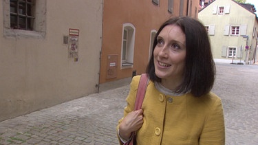 Tanja läuft durch die Altstadt Regensburg | Bild: BR