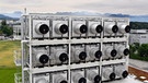 Negative Emissionen bedeutet, Kohlendioxid aus der Atmosphäre zu holen und anderweitig dauerhaft zu speichern. Im Bild ist eine Anlage der Firma Climeworks in der Schweiz zu sehen, die CO2 aus der Luft filtert. Das Verfahren solcher CO2-Sauger bezeichnet man als DACCS. | Bild: picture alliance/KEYSTONE | WALTER BIERI