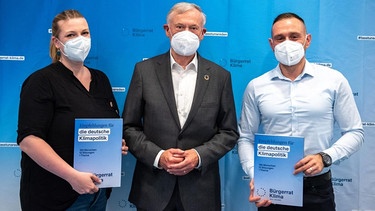 Am 24. Juni 2021 präsentierte der Bürgerrat Klima seine Ergebnisse. V.l.n.r: Mareike Menneckemeyer, Horst Köhler, Adnan Arslan. | Bild: Bürgerrat Klima