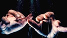 Symbolbild: Macht - Zwei Hände mit Fäden um die Finger lenken die Welt wie eine Marionette. | Bild: stock.adobe.com/sp3n
