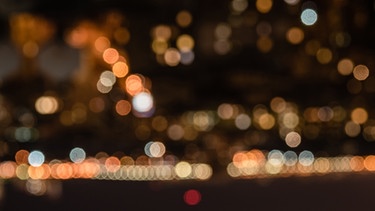 Verschwommene Lichter in der Nacht durch Bokeh-Effekt | Bild: colourbox.com