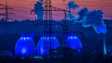 Die beleuchteten Faultürme (blau) des Emscherklärwerks Bottrop, NRW, Deutschland | Bild: picture alliance / Jochen Tack