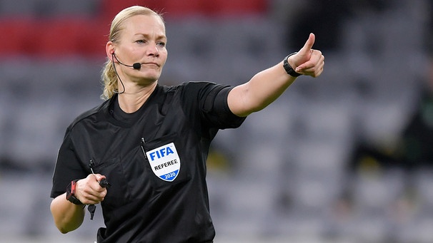 Bibiana Steinhaus-Webb hat eine Vorbildfunktion: Sie ist die erste Schiedsrichterin der deutschen Bundesliga. Hier zu sehen am 30.09.2020 beim Fussball DFL-Supercup 2020 in der Allianz-Arena München, beim Spiel FC Bayern München - Borussia Dortmund. | Bild: picture alliance/dpa/Pressefoto M.i.S./Pool via REVIE | Bernd Feil/M.I.S./Pool Via Revie