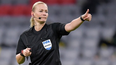 Bibiana Steinhaus-Webb hat eine Vorbildfunktion: Sie ist die erste Schiedsrichterin der deutschen Bundesliga. Hier zu sehen am 30.09.2020 beim Fussball DFL-Supercup 2020 in der Allianz-Arena München, beim Spiel FC Bayern München - Borussia Dortmund. | Bild: picture alliance/dpa/Pressefoto M.i.S./Pool via REVIE | Bernd Feil/M.I.S./Pool Via Revie