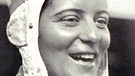 Gesicht von Elly Beinhorn. Mit 25 Jahren flog die Pionierin und Pilotin Elly Beinhorn als erste Frau alleine einmal rund um die Welt. Hier seht ihr die große Dame der deutschen Luftfahrt in Bildern. | Bild: BR