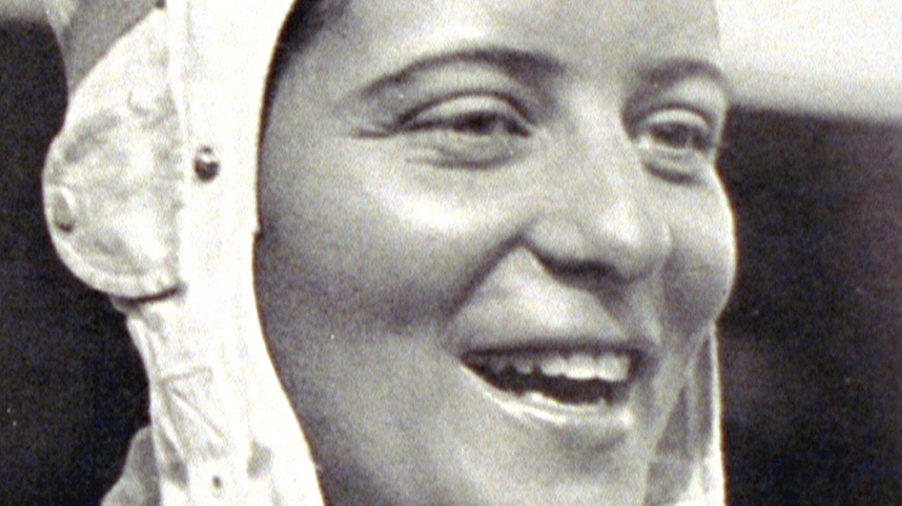 Gesicht von Elly Beinhorn. Mit 25 Jahren flog die Pionierin und Pilotin Elly Beinhorn als erste Frau alleine einmal rund um die Welt. Hier seht ihr die große Dame der deutschen Luftfahrt in Bildern. | Bild: BR