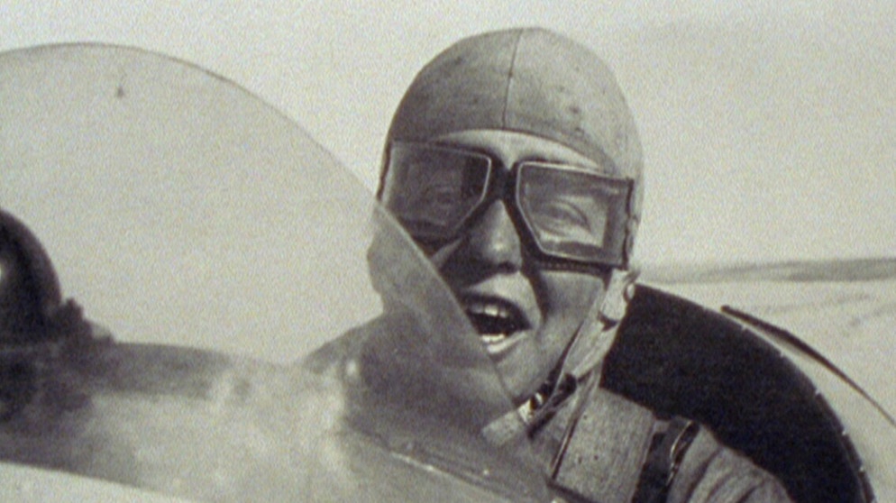 Elly Beinhorn im Flugzeug. Mit 25 Jahren flog die Pionierin und Pilotin Elly Beinhorn als erste Frau alleine einmal rund um die Welt. Hier seht ihr die große Dame der deutschen Luftfahrt in Bildern. | Bild: BR