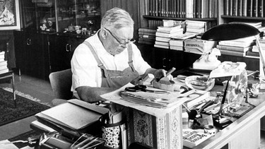 Werner Forßmann 1969 in seinem Arbeitszimmer | Bild: picture-alliance/dpa