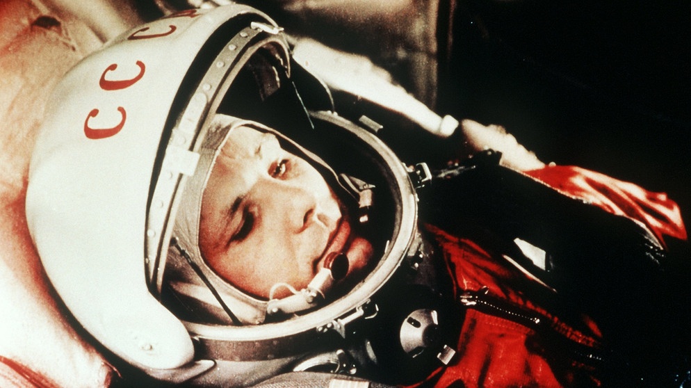 Der sowjetische Kosmonaut Juri Gagarin flog am 12. April 1961 als erster Mensch in den Weltraum. Hier ist er kurz vor dem Start zum ersten bemannten Weltraumflug in der Raumkapsel Wostok-1 zu sehen. | Bild: picture-alliance/dpa/Lehtikuva Oy c900852