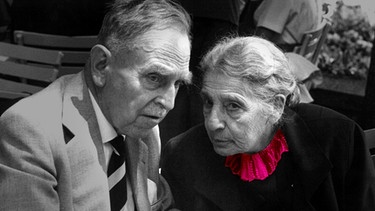 Die Physikerin Lise Meitner hat zusammen mit Otto Hahn die Kernspaltung entdeckt. Den Nobelpreis dafür bekam jedoch Otto Hahn allein. Hier im Gespräch mit Otto Hahn - im Juni 1962 bei der Nobelpreisträgertagung in Lindau. Weitere Porträts gibt's bei FrauenGeschichte - online und im Instagram-Kanal. | Bild: picture-alliance/dpa/Rauchwetter/BR