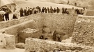 Zu sehen sind Schaulustige am Eingang von Tutanchamuns Grabkammer. Der junge Pharao Tutanchamun ist die Ikone des Alten Ägypten. Die Entdeckung seiner Grabkammer, seiner Mumie mit der Goldmaske und den wertvollen Grabschätzen durch den Archäologen Howard Carter machten ihn weltberühmt. | Bild: picture-alliance/HIP/Stapleton Historical Collection