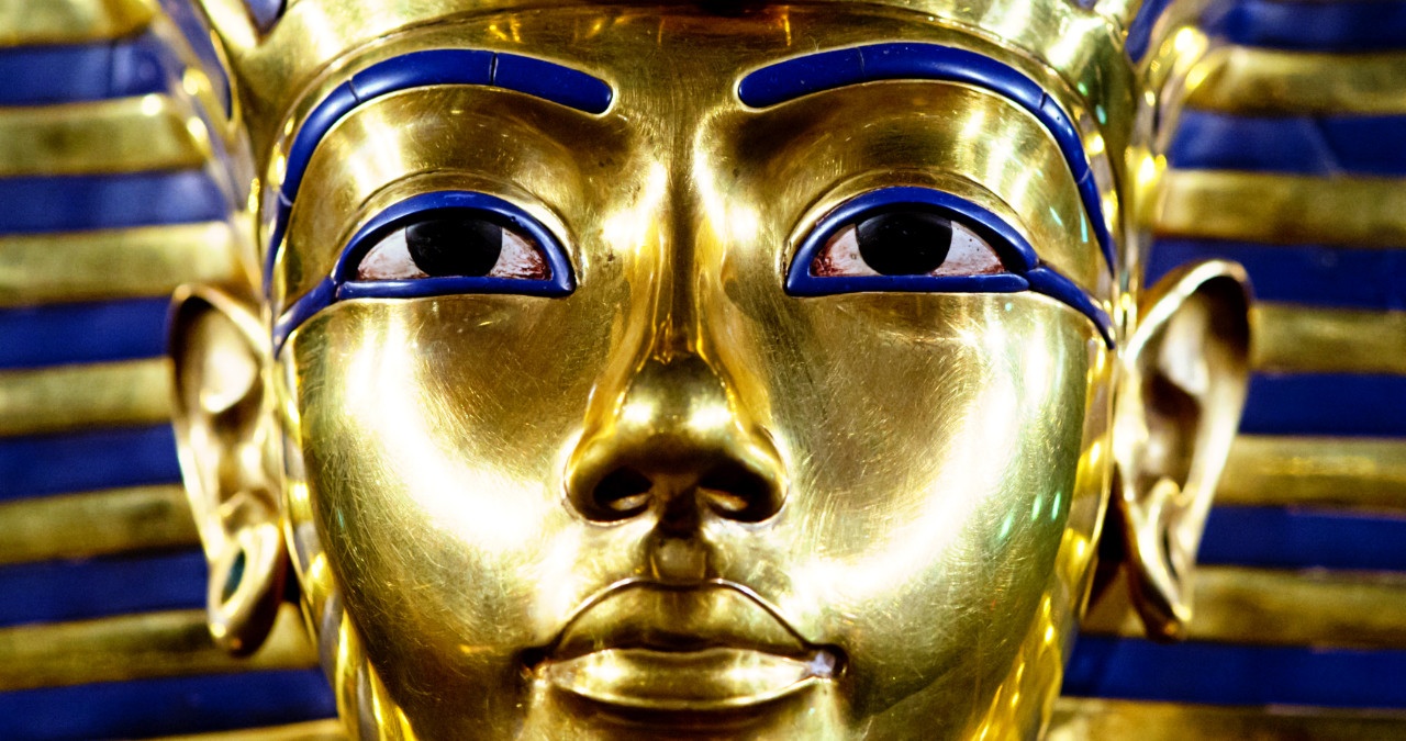 Tutanchamuns goldene Maske. Der junge Pharao Tutanchamun ist die Ikone des Alten Ägypten. Die Entdeckung seiner Grabkammer, seiner Mumie mit der Goldmaske und den wertvollen Grabschätzen durch den Archäologen Howard Carter machten ihn weltberühmt. | Bild: picture alliance/dpa/Sven Hoppe Tutanchamuns goldene Maske. Der junge Pharao Tutanchamun ist die Ikone des Alten Ägypten. Die Entdeckung seiner Grabkammer, seiner Mumie mit der Goldmaske und den wertvollen Grabschätzen durch den Archäologen Howard Carter machten ihn weltberühmt. | Bild: picture alliance/dpa/Sven Hoppe