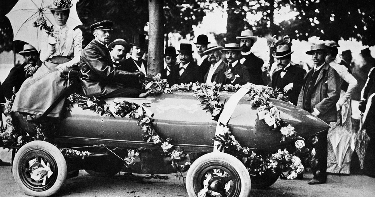 Schon 1899 gelingt es einem belgischen Rennfahrer und Ingenieur, mit einem Elektroauto einen Geschwindigkeitsrekord aufzustellen. | Bild: picture-alliance/dpa/akg-images Schon 1899 gelingt es einem belgischen Rennfahrer und Ingenieur, mit einem Elektroauto einen Geschwindigkeitsrekord aufzustellen. | Bild: picture-alliance/dpa/akg-images