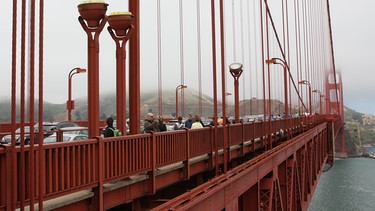 Fußgänger und Autofahrer auf der Golden Gate Bridge | Bild: picture-alliance/dpa