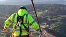 Anstreicher gehen auf dem Halteseil der Golden Gate Bridge | Bild: picture-alliance/dpa