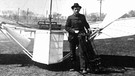 Mann steht vor dem ersten Motorflugzeug 1901. Ohne sie säßen wir heute nicht im Flugzeug: Otto Lilienthal, die Brüder Wright, Gustav Weisskopf und Hugo Junkers. Sie alle zählen zu den größten Flugpionieren unserer Geschichte. | Bild: picture-alliance/dpa