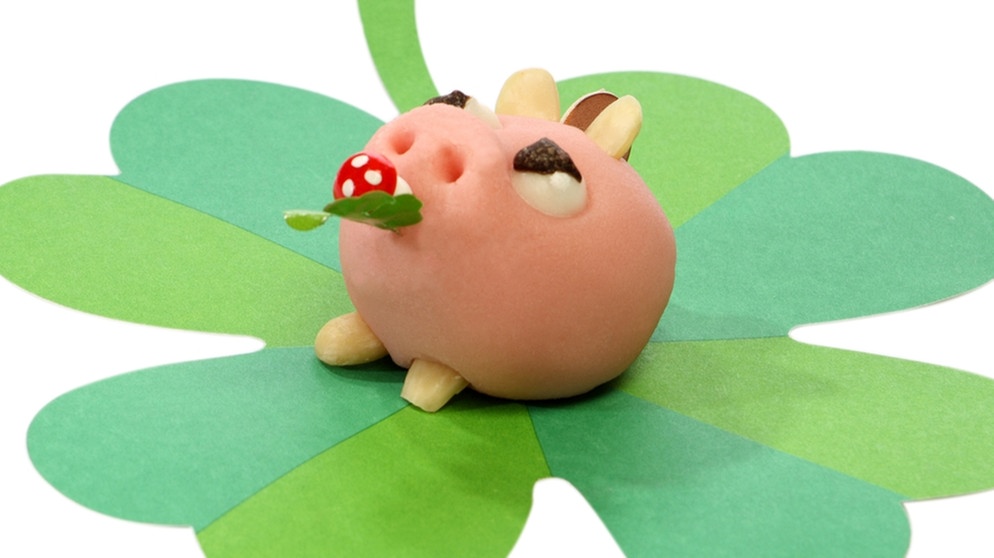 Das Schwein gilt als Glücksbringer, nicht nur zu Silvester und Neujahr. Hier ein Marzipanschwein. | Bild: colourbox.com