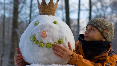 Schneemann mit Krone. Hunde, Gänse, Kater: Viele Sprichwörter sind echt tierisch. Wir erklären, woher die Redewendungen kommen und was bestimmte Redensarten bedeuten. Sich wie ein Schneekönig freuen. | Bild: Patrick Pleul/picture-alliance/dpa