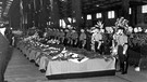 Nazi-Trauerfeier in einer Lagerhalle der norddeutschen Reederei Lloyd im Hafen von New York nach der Zeppelin-Katastrophe von Lakehurst | Bild: picture-alliance/dpa