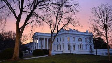 Sehen kann man sie auf diesem Bild, nicht, aber da sind sie: Die Solarzellen, die US-Präsident Barack Obama auf dem Dach des Weißen Hauses installieren ließ. Solarenergie im Weißen Haus waren immer auch ein Politikum, seit US-Präsident Jimmy Carter im Jahr 1979 öffentlichkeitswirksam die ersten Solarpaneele auf dem Dach aufstellen ließ.  | Bild: picture alliance / newscom | KEVIN DIETSCH
