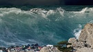 Illustration der Tsunamigefahr durch einen Meteoriten- oder Asteroideneinschlag. Die Wucht, mit der ein Asteroid einschlägt, kann Erdbeben und Tsunamis auslösen. | Bild: colourbox.com