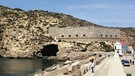 Eingang der Höhle "Cueva de los Aviones" in Spanien. Prähistorische Zeichnungen an den Felswänden von Höhlen und Grotten zählen zu den ältesten Kunstwerken der Menschheit. Für Archäologie, Geschichte und Kunst sind Höhlenmalereien daher enorm wichtige Funde. | Bild: dpa-Bildfunk/J. Zilhão