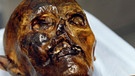 Ötzi. Neue Analysen von Ötzis Erbgut verraten, wie Ötzi ausgesehen hat. Hatte er dunklere Haut und weniger Haare als bisher angenommen? Die Eismumie hatte zudem gebrochene Rippen und Narben: Wurde er vor 5.300 Jahren ermordet? | Bild: picture-alliance/dpa