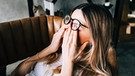 Eine junge Frau liegt erschöpft auf der Couch. Sich erholen ist wichtig. Es gibt außerdem zahlreiche Tipps, um wieder mehr Energie zu bekommen. Allerdings muss man aufpassen, dass zu viel Stress und eine zu hohe Belastung nicht in einen Burnout oder eine Depression münden. | Bild: colourbox.com