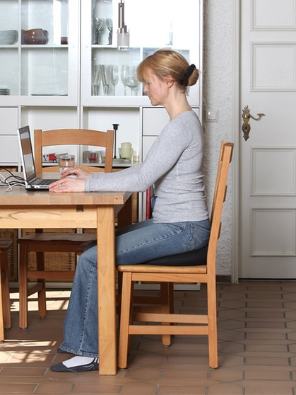 Richtig sitzen für einen gesunden Rücken: So wie im Bild (mit Sitzkissen) funktioniert' s ... Langes Sitzen kann schnell zu Rückenproblemen und Schmerzen führen. Doch es gibt einige Möglichkeiten, es dem Rücken angenehmer zu machen. | Bild: BR