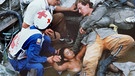 Rettungsaktion nach dem Ausbruch des Vulkans Nevado del Ruiz 1985, einem der größten Vulkanausbrüche aller Zeiten. Vulkenausbrüche haben weite Landstriche verwüstet, viele Menschenleben gefordert, manche sogar das Klima verändert. Welche Vulkane haben während der vergangenen 200 Jahre für Furore gesorgt?  | Bild: picture-alliance/dpa
