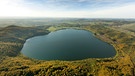 Vor rund 13.000 Jahren brach der Laacher-See-Vulkan in der Eifel aus. In Deutschland gab es vor langer Zeit zahlreiche aktive feuerspuckende Vulkane. In der Eifel und in Bayern gibt es noch vulkanische Aktivität. Es rumort unter der Erde. | Bild: picture alliance/blickwinkel/H. Blossey