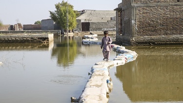 2022 war ein Drittel Pakistans überschwemmt. Gibt es einen direkten Zusammenhang zwischen extremen Wetterphänomenen und dem Klimawandel? Wissenschaftler können dies mit verfeinerten Klimamodellen und schnelleren Computern herausfinden. | Bild: picture-alliance/dpa