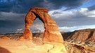 Der Delicate Arch - ein Natursteinbogen in der Wüste von Utah. In vielen Wüsten der Erde gibt es spektakuläre Lebensräume. Sie entstehen meistens durch Erosion: Verwitterungsprozesse durch Wind und Wasser. Die Wissenschaft unterscheidet vier Wüstentypen. | Bild: picture-alliance/dpa