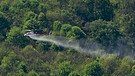 Maikäferbekämpfung mit dem Hubschrauber am Kaiserstuhl (2011). Wie lange leben Maikäfer? Wie werden aus den Larven, sogenannten Engerlingen, Käfer? Was fressen sie und sind Maikäfer Schädlinge? Hier erfahrt ihr mehr.
| Bild: picture-alliance/dpa