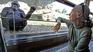 Jane Goodall mit einem Schimpansen im Bioparc in Valencia, 2012 | Bild: picture-alliance/dpa