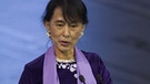 Friedensnobelpreisträgerin Aung San Suu Kyi bei der Entgegennahme des Nobelpreises im Jahr 2012. Verliehen wurde ihr der Preis 1991, entgegennehmen konnte ihn die spätere Regierungschefin Myanmars erst nach ihrem jahrzehntelangen Hausarrest. | Bild: picture-alliance/AP Photo