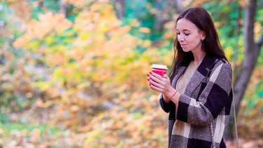 Frau mit einem Becher Kaffee | Bild: colourbox.com