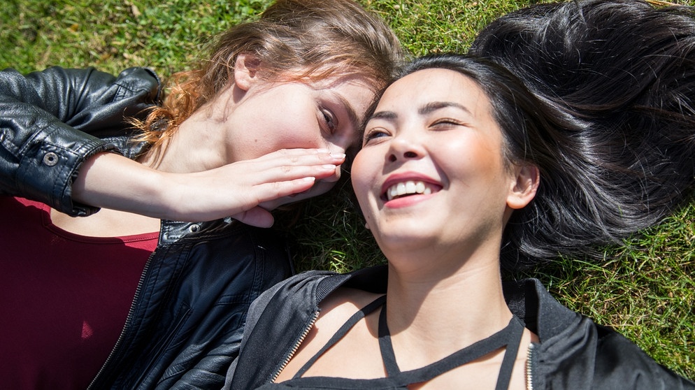 Tag der Freundschaft. Tag der Freundschaft. Jeder sucht sie, jeder braucht sie, nicht jeder pflegt sie: Freundschaften. Manchmal hält eine Freundschaft ein Leben lang. Das solltet ihr über Freunde wissen. | Bild: picture-alliance/dpa