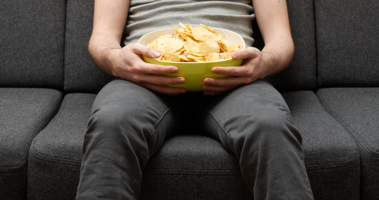 Mann sitzt mit einer Schüssel Chips auf dem Sofa. Routinen und Rituale entlasten unser Gehirn bei seinen täglichen Aufgaben. Aber nicht alle Gewohnheiten sind nützlich. Wie wir schlechte Angewohnheiten loswerden und unser Verhalten zum Positiven verändern können. | Bild: colourbox.com Mann sitzt mit einer Schüssel Chips auf dem Sofa. Routinen und Rituale entlasten unser Gehirn bei seinen täglichen Aufgaben. Aber nicht alle Gewohnheiten sind nützlich. Wie wir schlechte Angewohnheiten loswerden und unser Verhalten zum Positiven verändern können. | Bild: colourbox.com