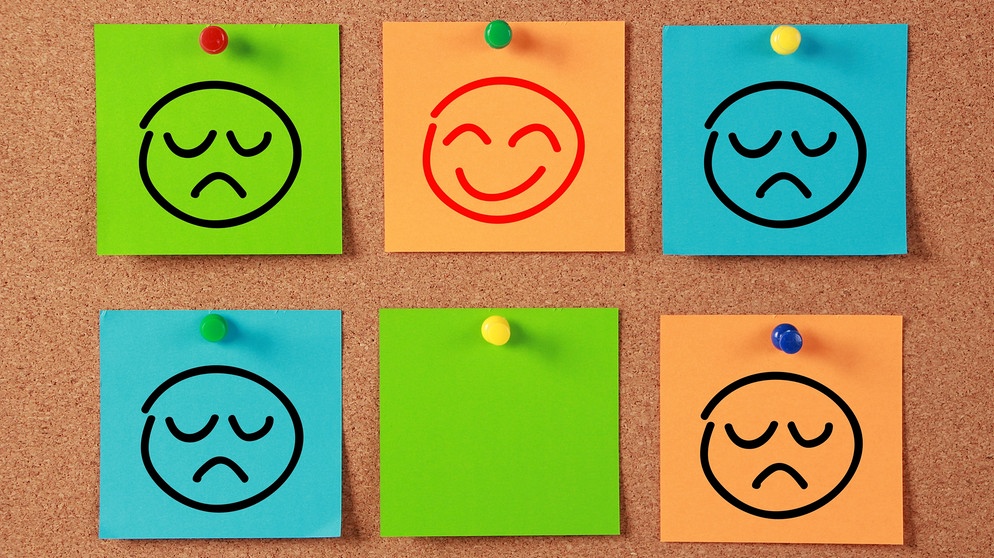 Bunte Post-its mit Smileys. Denkt ihr oft negativ? Wir erklären, warum manche Menschen eher Pessimisten oder Optimisten sind, was 'pessimistisch' bedeutet - und ob das wirklich immer schlecht ist. | Bild: colourbox.com Bunte Post-its mit Smileys. Denkt ihr oft negativ? Wir erklären, warum manche Menschen eher Pessimisten oder Optimisten sind, was 'pessimistisch' bedeutet - und ob das wirklich immer schlecht ist. | Bild: colourbox.com