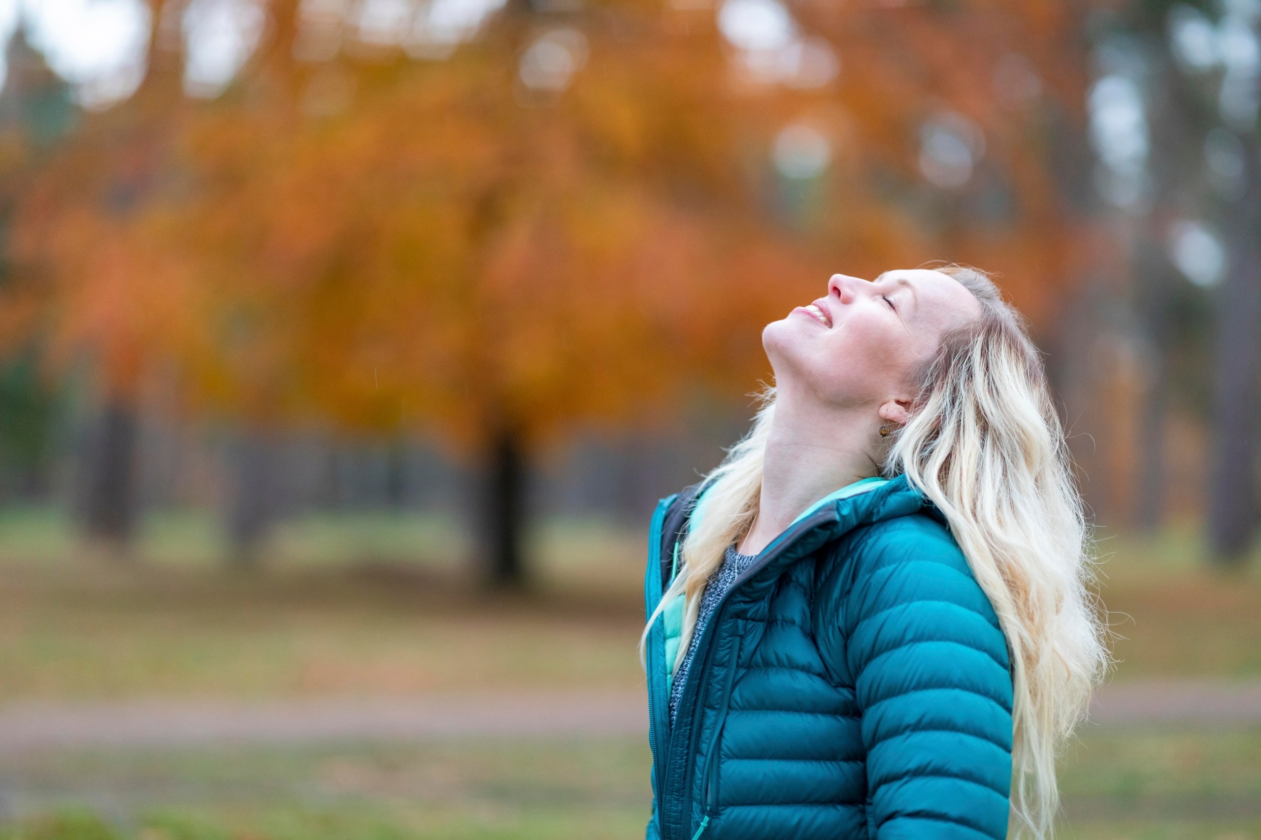 Eine Frau steht im Park und lächelt mit geschlossenen Augen. Selbstliebe bedeutet, mit sich selbst befreundet zu sein, zu seinen Bedürfnissen und Wünschen zu stehen und die eigenen Schwächen zu akzeptieren. Wie du lernst, dich selbst zu lieben. | Bild: picture alliance / Westend61 | William Perugini Eine Frau steht im Park und lächelt mit geschlossenen Augen. Selbstliebe bedeutet, mit sich selbst befreundet zu sein, zu seinen Bedürfnissen und Wünschen zu stehen und die eigenen Schwächen zu akzeptieren. Wie du lernst, dich selbst zu lieben. | Bild: picture alliance / Westend61 | William Perugini