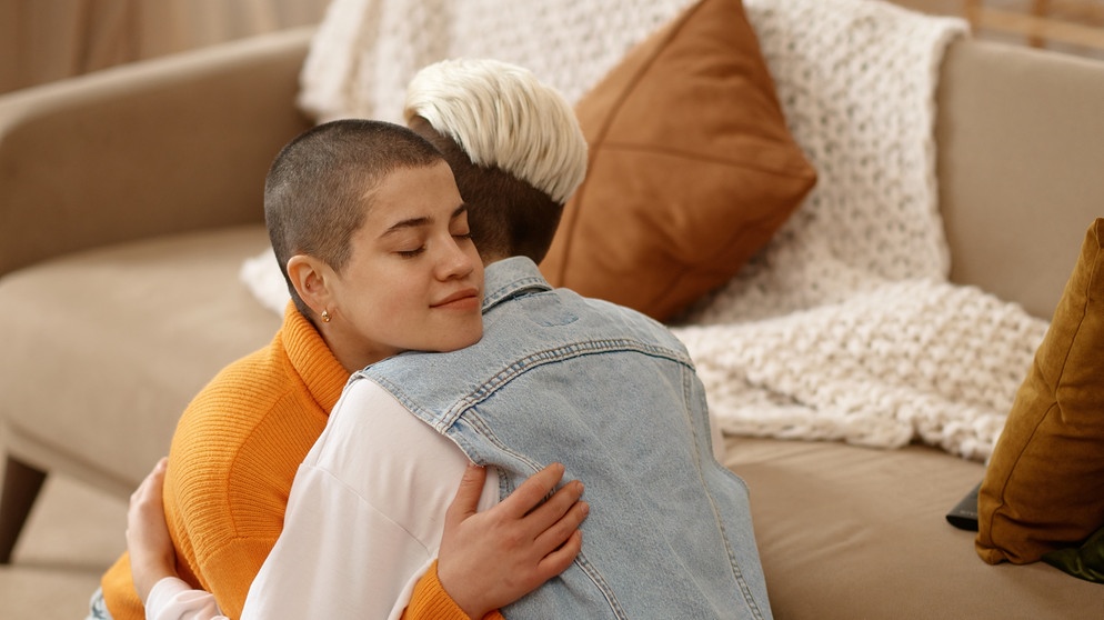 Zwei Frauen umarmen sich. Zoff, stichelnde Bemerkungen oder mauerndes Schweigen - Streitereien belasten Beziehungen. Oft stecken hinter banalen Anlässen tiefere Konflikte. Wie können wir verhindern, dass Meinungsverschiedenheiten eskalieren? Wie streitet man richtig und löst Konflikte konstruktiv? | Bild: colourbox.com Zwei Frauen umarmen sich. Zoff, stichelnde Bemerkungen oder mauerndes Schweigen - Streitereien belasten Beziehungen. Oft stecken hinter banalen Anlässen tiefere Konflikte. Wie können wir verhindern, dass Meinungsverschiedenheiten eskalieren? Wie streitet man richtig und löst Konflikte konstruktiv? | Bild: colourbox.com