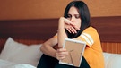 Junge Frau schaut sich mit verweintem Gesicht ein Foto an: Umgang mit der Trauer | Bild: colourbox.com