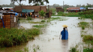 Im Jahr 2007 litten rund 350.000 Einwohner Boliviens unter den Auswirkungen des Wetterphänomens El Niño: Das Land wurde von Überflutungen, Erdrutschen, Frost und Dürre heimgesucht.  Das Wetterphänomen El Niño hat im Jahr 2016 die Trockenzeit intensiviert, es regnete viel zu wenig und in der Folge gab es zahlreiche Waldbrände. Die Wetterphänomene El Niño und La Niña finden etwa alle fünf Jahre auf der Südhalbkugel statt und bringen Extremwetter wie Hitze und Starkregen sowie Naturkatastrophen wie Überschwemmungen und Dürren. Auch in Deutschland können sich die Wetteranomalien El Niño und La Niña auf das Wetter auswirken. Über die Entstehung der Naturphänomene El Niño und La Niña ist noch wenig bekannt. | Bild: picture-alliance/ dpa | epa efe Prefectura del Beni
