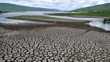 Auch Thailand in Südostasien ist von El Niño betroffen - beispielsweise durch Trockenheit, so wie hier im Jahr 2010. Die Wetterphänomene El Niño und La Niña finden etwa alle fünf Jahre auf der Südhalbkugel statt und bringen Extremwetter wie Hitze und Starkregen sowie Naturkatastrophen wie Überschwemmungen und Dürren. Auch in Deutschland können sich die Wetteranomalien El Niño und La Niña auf das Wetter auswirken. Über die Entstehung der Naturphänomene El Niño und La Niña ist noch wenig bekannt. | Bild: picture-alliance / Udo Weitz | Udo Weitz
