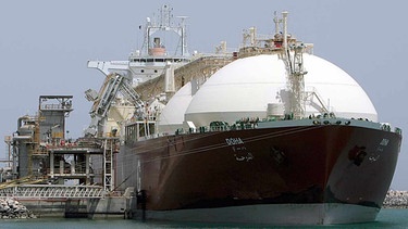 Ein Tankschiff liegt im Gashafen von Ras Laffan bei Doha in Katar und wird befüllt. | Bild: picture-alliance/ dpa | Tim Brakemeier