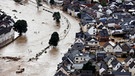 In der Eifel haben Mitte Juli 2021 heftige Regenfälle und Dauerregen für Überschwemmungen und Überflutungen gesorgt. Im Ahrtal trat der Fluss vielerorts über die Ufer und überschwemmte nicht nur Keller sondern ganze Ortschaften. Im Bild der Ort Dernau (Landkreis Ahrweiler), der beinahe komplett von den Wassermassen geflutet wurde. | Bild: picture alliance / Geisler-Fotopress | Christoph Hardt/Geisler-Fotopres