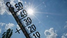 Der vom Menschen verursachte Klimawandel lässt sich am Thermometer abmessen: Eine klimageschichtliche Studie zeigt, dass im gesamten Quartär die Temperaturen noch nie so schnell gestiegen sind wie seit 1970. Und die Studie stellt einen direkten Zusammenhang zum Treibhausgas Kohlendioxid CO2 fest. | Bild: BR/Johanna Schlüter