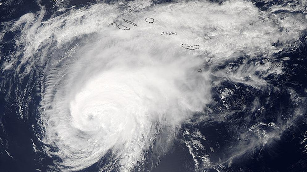 Azorentief Gordon. Ob bei uns strahlender Sonnenschein, Wolken oder dichter Regen und Gewitter herrschen, wird über dem Nordatlantik entschieden. Hier braut sich unser Wetter zusammen - abhängig von Azorenhoch und Islandtief. Aber was ist ein Luftdruckgebiet überhaupt und wie funktionieren Hoch- und Tiefdruckgebiete?  | Bild: NASA